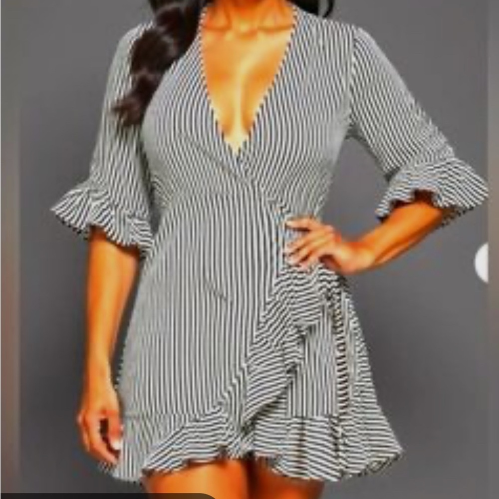 CIEN women’s Striped Black and White Ruffle mini Dress Sz Large juniors nwt